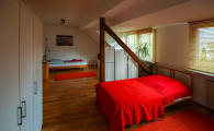 Dachzimmer mit Doppelbett, Einzelbett & Schrankwand